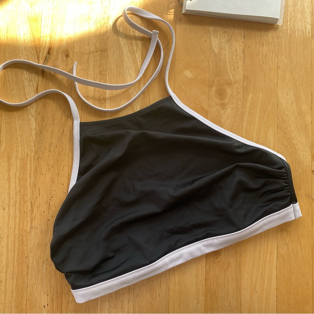 Uniqlo black and white swimsuit bikini top